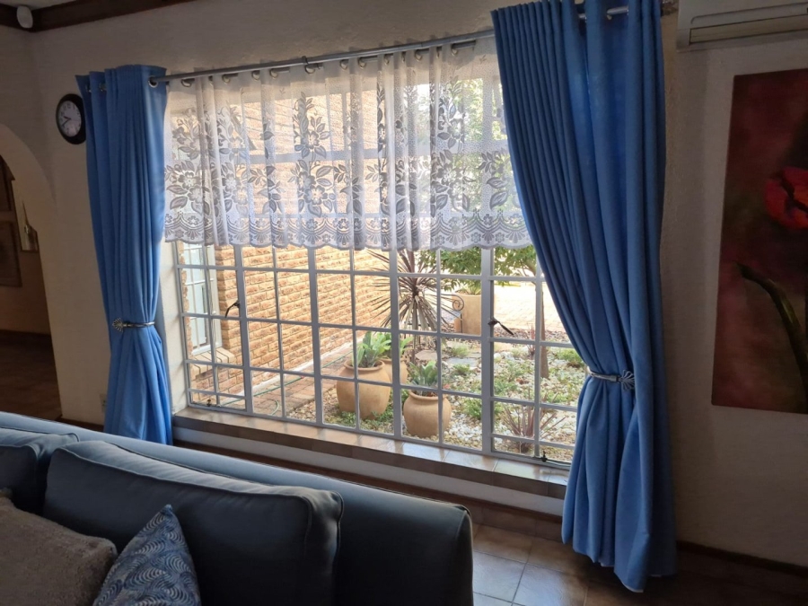 6 Bedroom Property for Sale in Flimieda North West